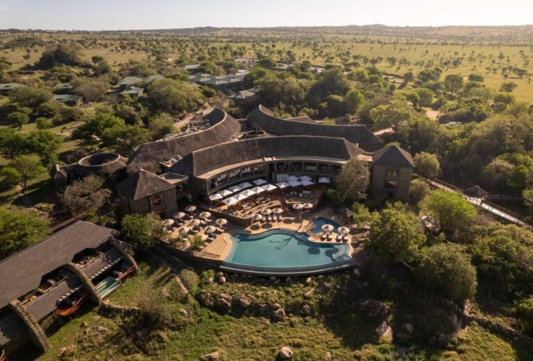 Four Seasons Safari Lodge Serengeti z lotu ptaka, z basenem bez krawędzi pośród zadrzewionej sawanny