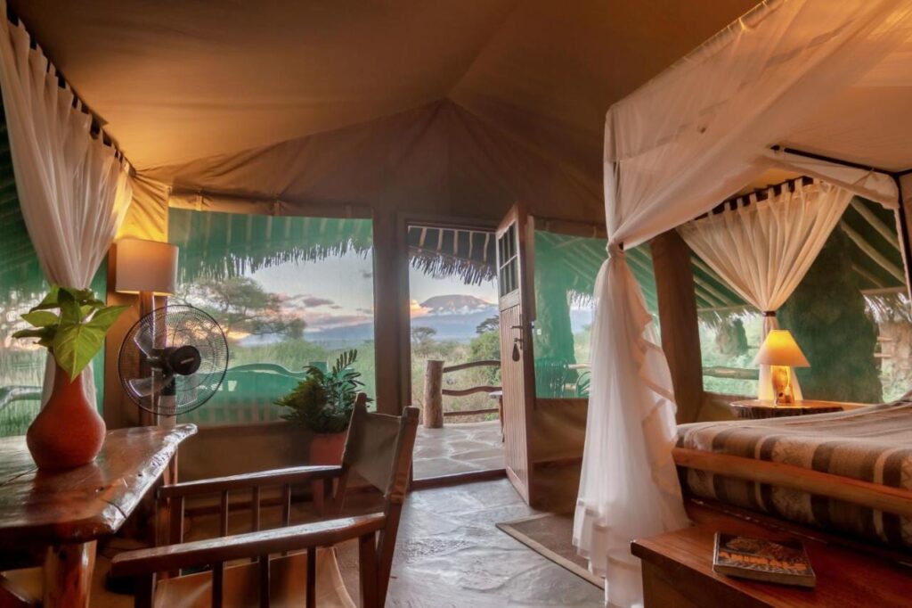 Namiot Kibo Safari Camp otwarty na taras, w oddali Kilimandżaro o zmierzchu