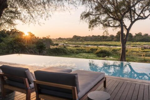 Basen bez krawędzi Kruger Gate Hotel nad rzeką Sabie, o zachodzie słońca