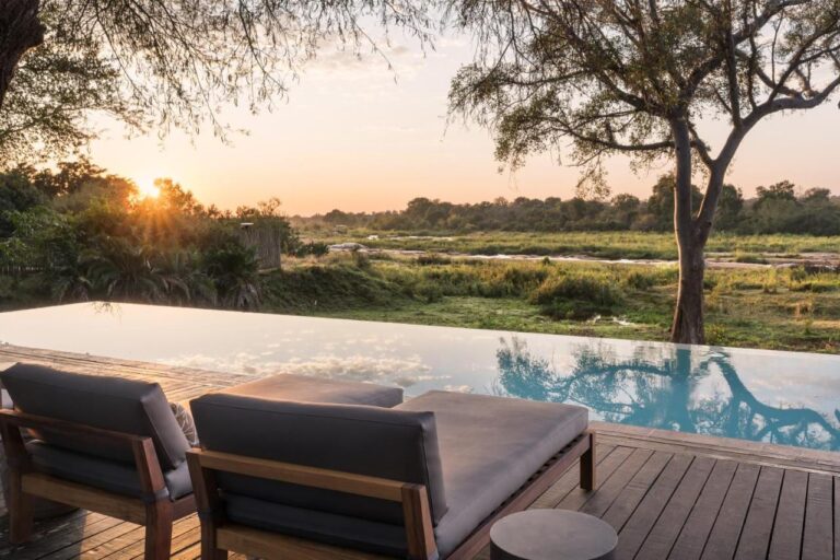 Basen bez krawędzi Kruger Gate Hotel nad rzeką Sabie, o zachodzie słońca