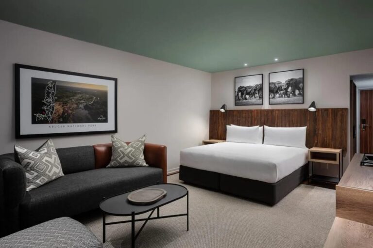 Pokój Deluxe z dużym łóżkiem i kanapą w Kruger Gate Hotel