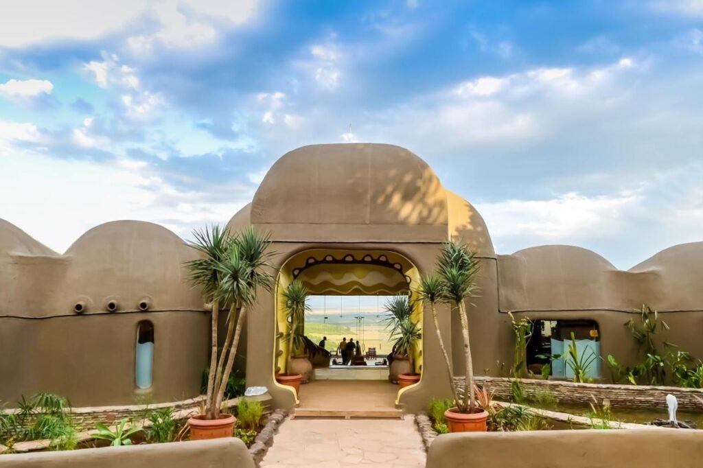 Wejście do Mara Serena Safari Lodge, z glinianymi ścianami w kształcie kopuł, otwarte na sawannę Masai Mara