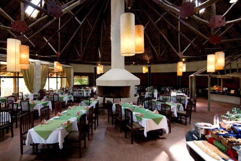 Sala restauracyjna wokół centralnego kominka, z bufetem po prawej