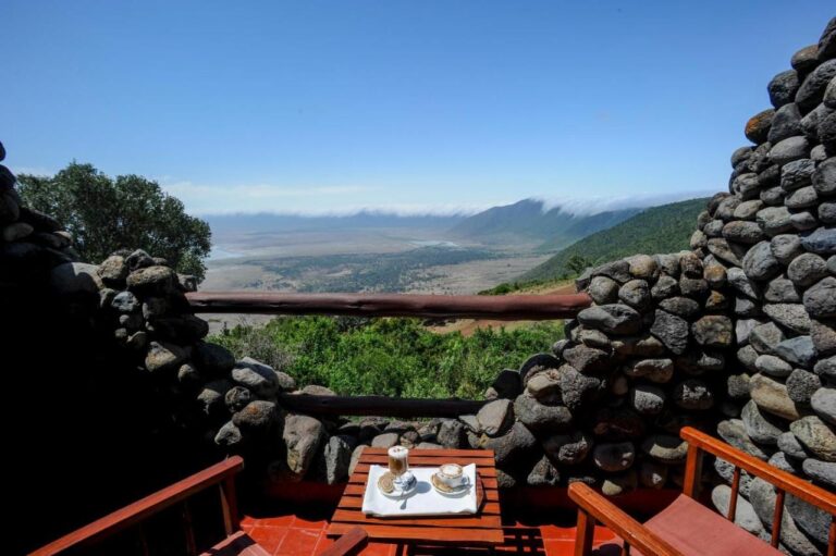 Dwie kawy na balkonie Ngorongoro Serena Safari Lodge, między kamiennymi murami, nad kraterem