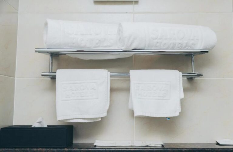 Ręczniki z nazwą Sarova Hotels na wieszaku