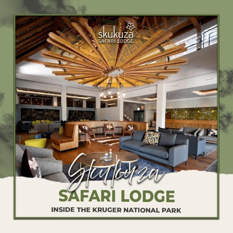 Salon w holu Skukuza Safari Lodge pod sufitem z drewnianych listew ułożonych w gwiazdę, z nałożoną nazwą obiektu