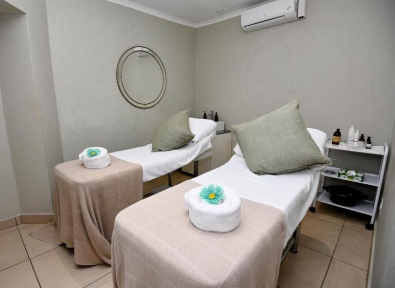Gabinet zabiegowy w spa z dwoma stołami do masażu